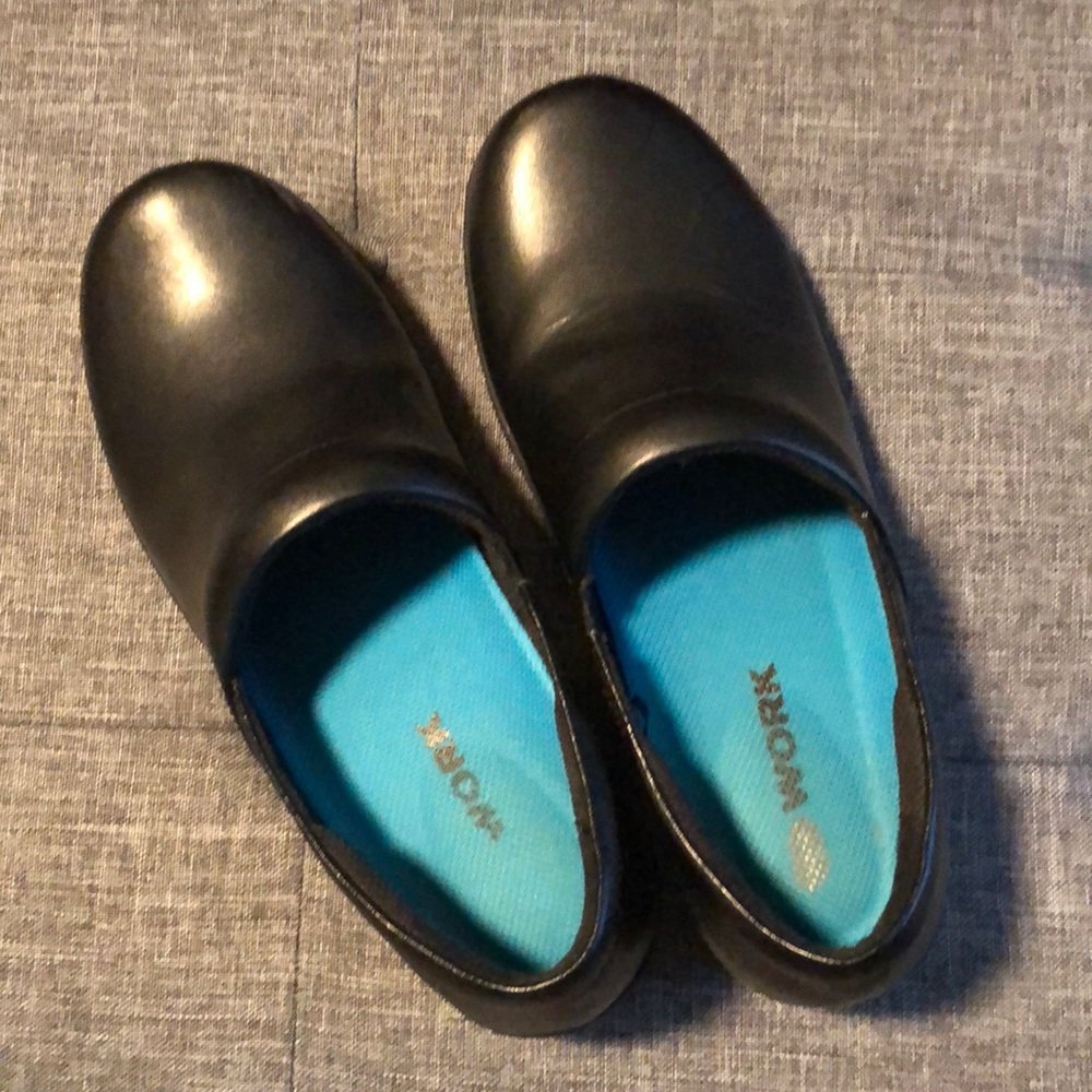 Black Dr. Scholl’s shoes